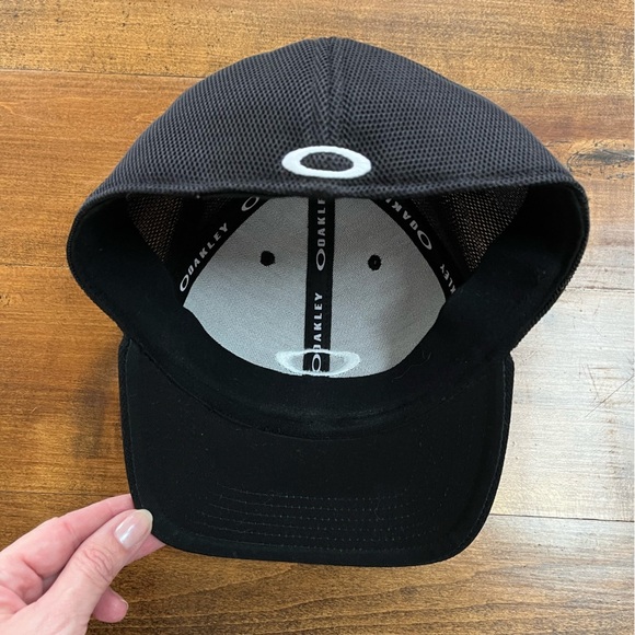 Black Mesh Flex Cap with Oakley Logo, S/M - Picture 2 of 4